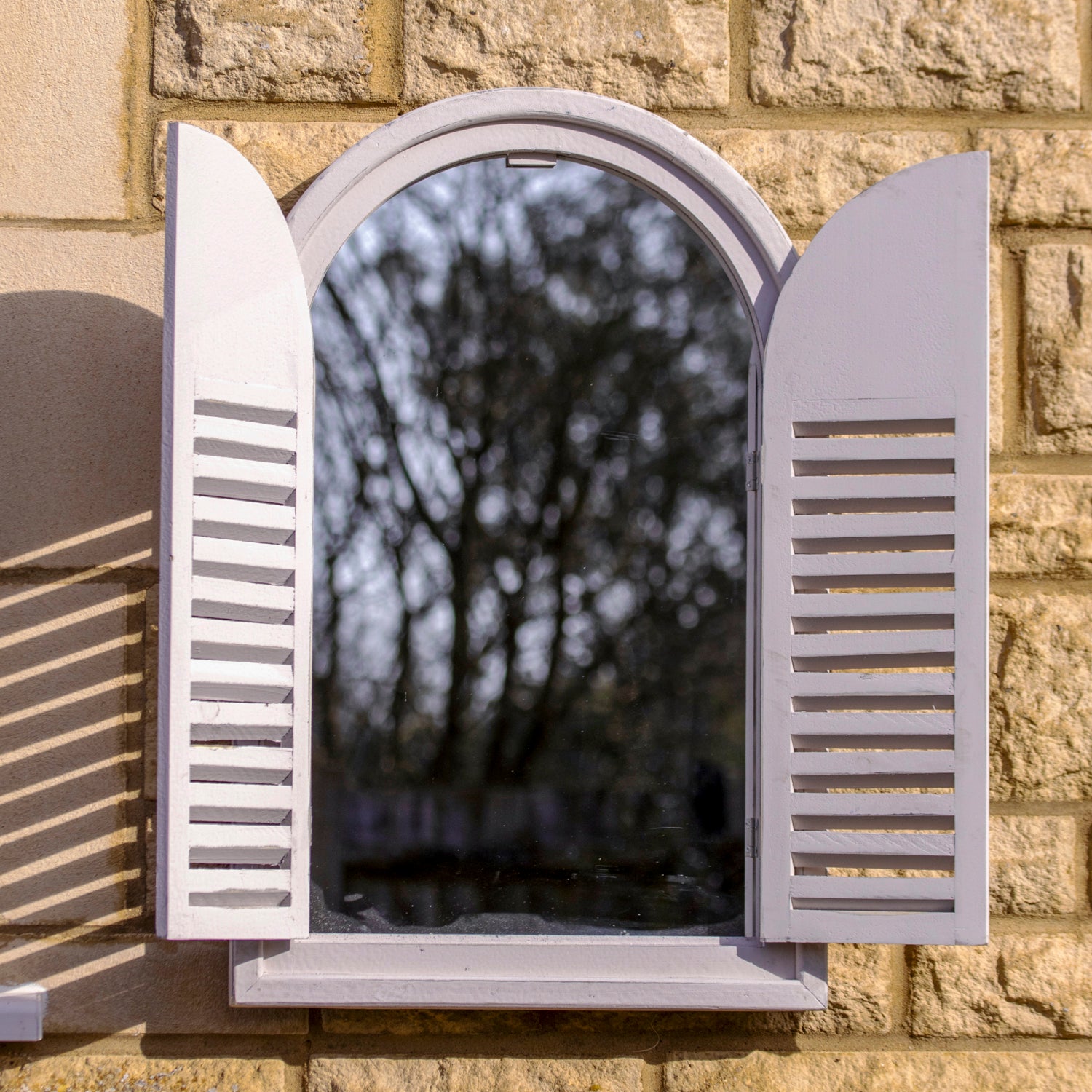 Französischer Wandspiegel mit Fensterläden im Landhausstil