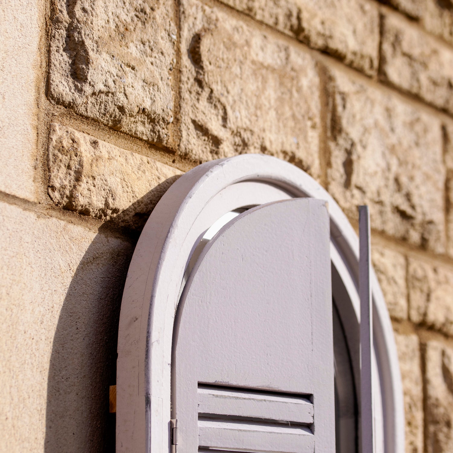 Französischer Wandspiegel mit Fensterläden im Landhausstil