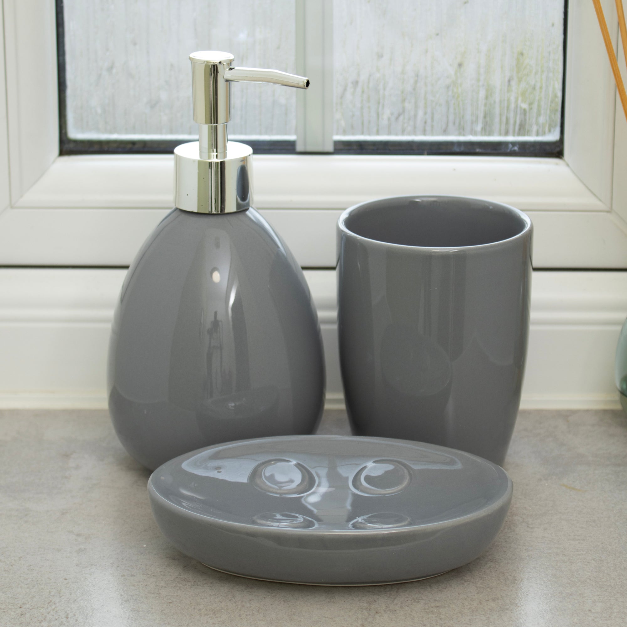 Glossy Ceramic Set Of 3 Bathroom Accessories