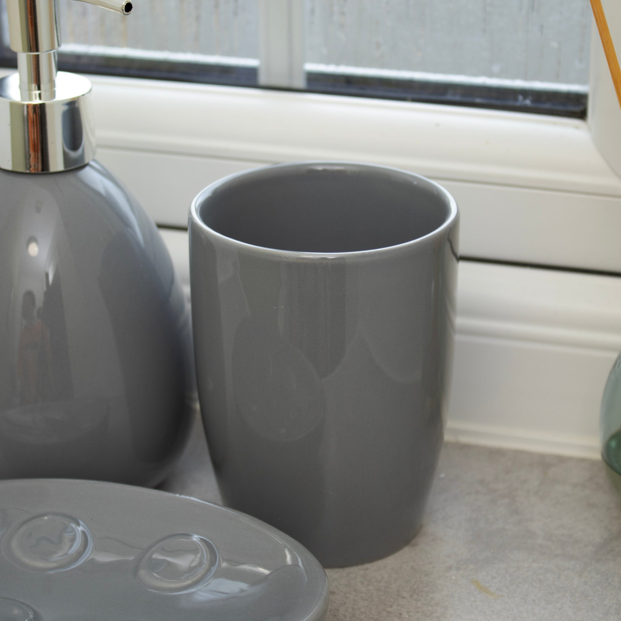 Glossy Ceramic Set Of 3 Bathroom Accessories