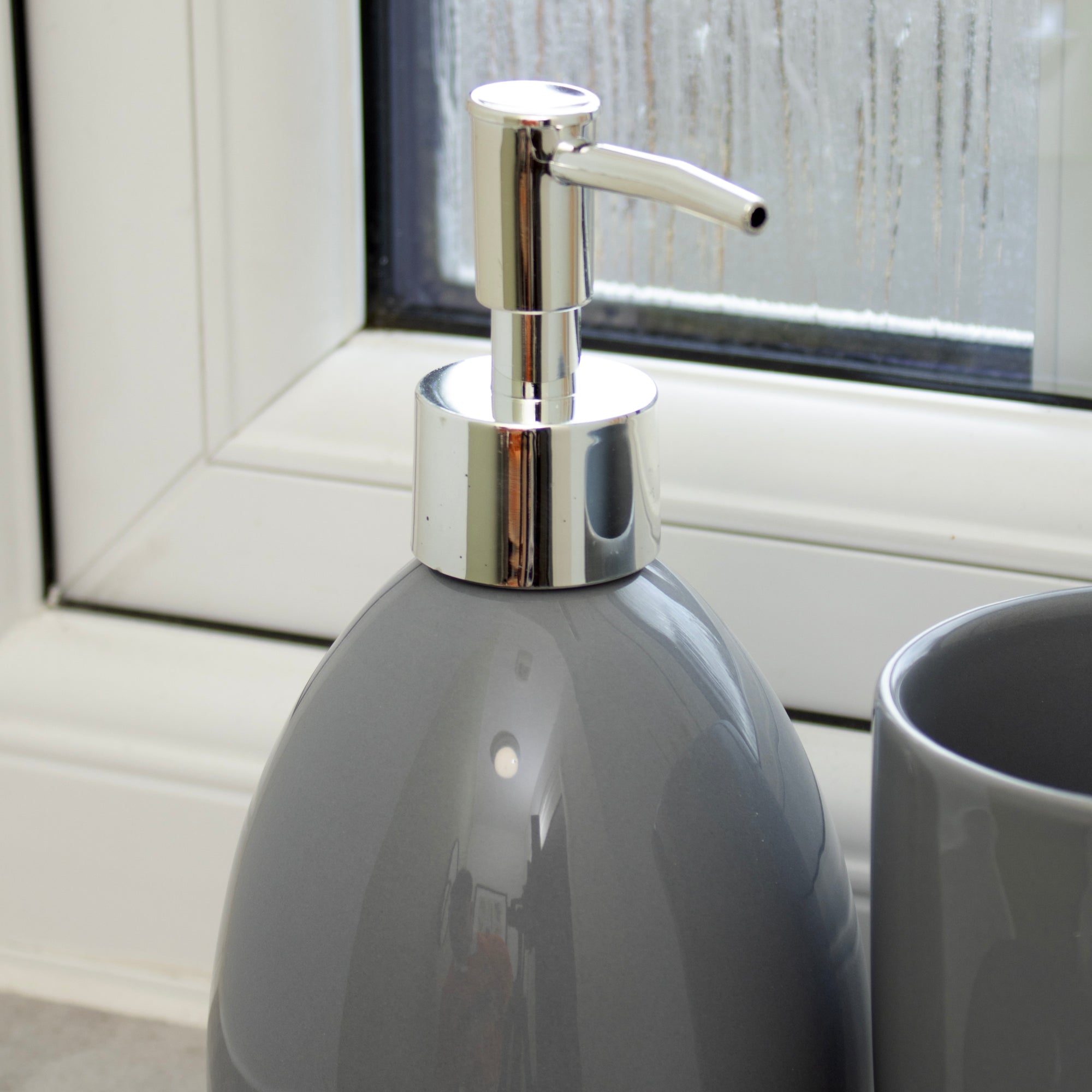 Glossy Ceramic Set Of 3 Bathroom Accessories