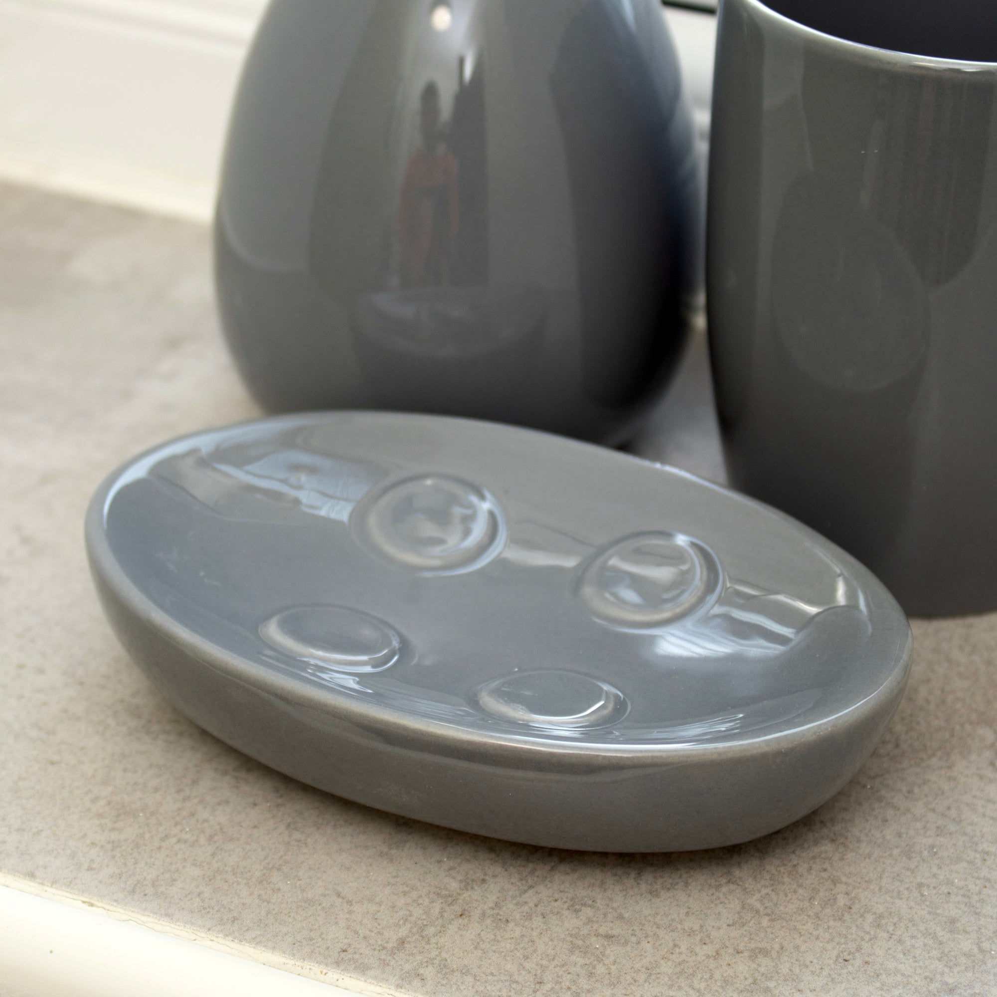 Glossy Ceramic Set Of 3 Bathroom Accessories
