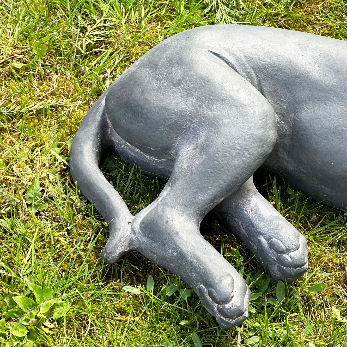 Große Hundeskulptur mit grauem Inhalt