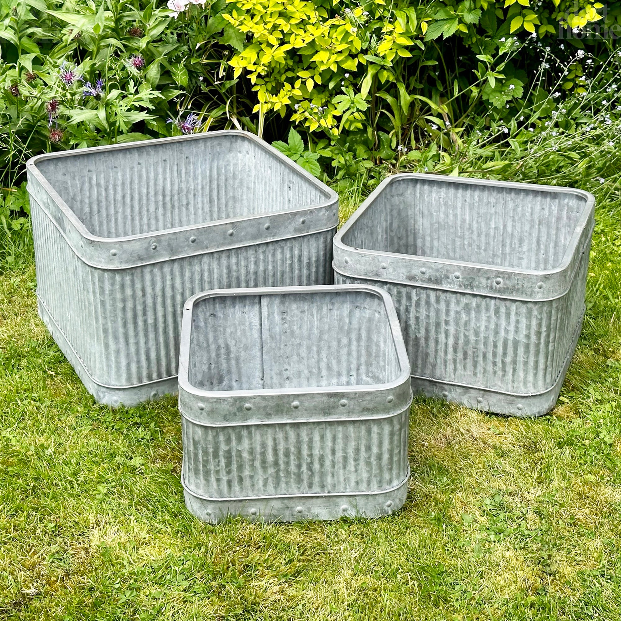 Set mit 3 verzinkten quadratischen Pflanzgefäßen