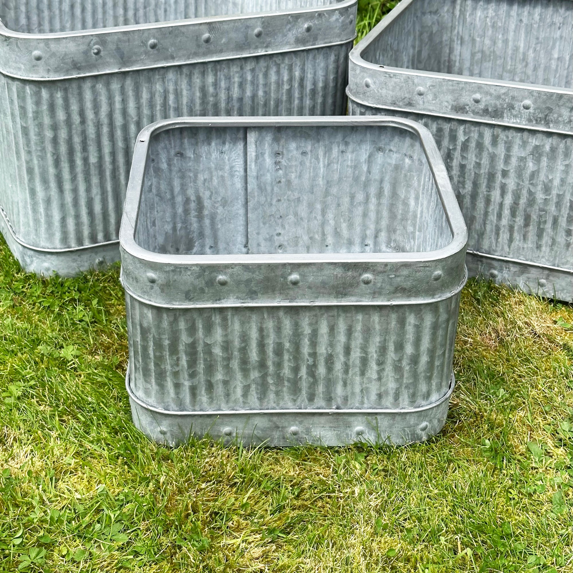 Set mit 3 verzinkten quadratischen Pflanzgefäßen