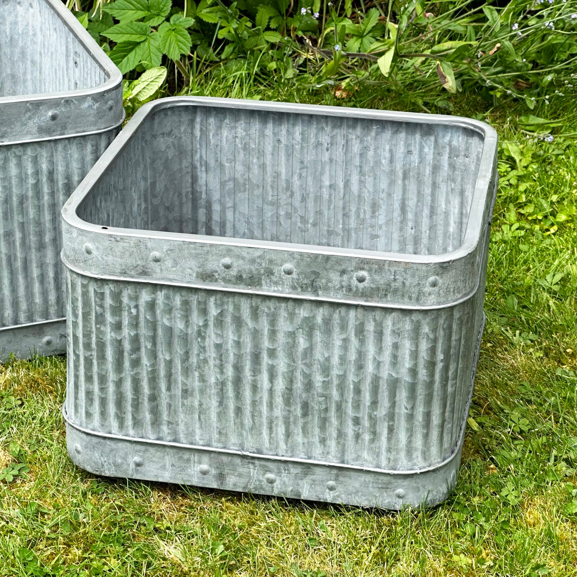 Set mit 3 verzinkten quadratischen Pflanzgefäßen
