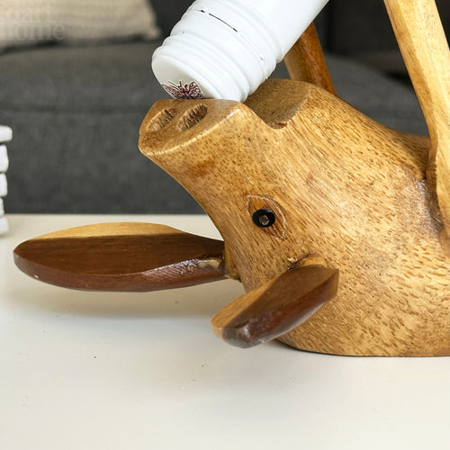 Rustikaler Weinflaschenhalter mit betrunkenem Schwein