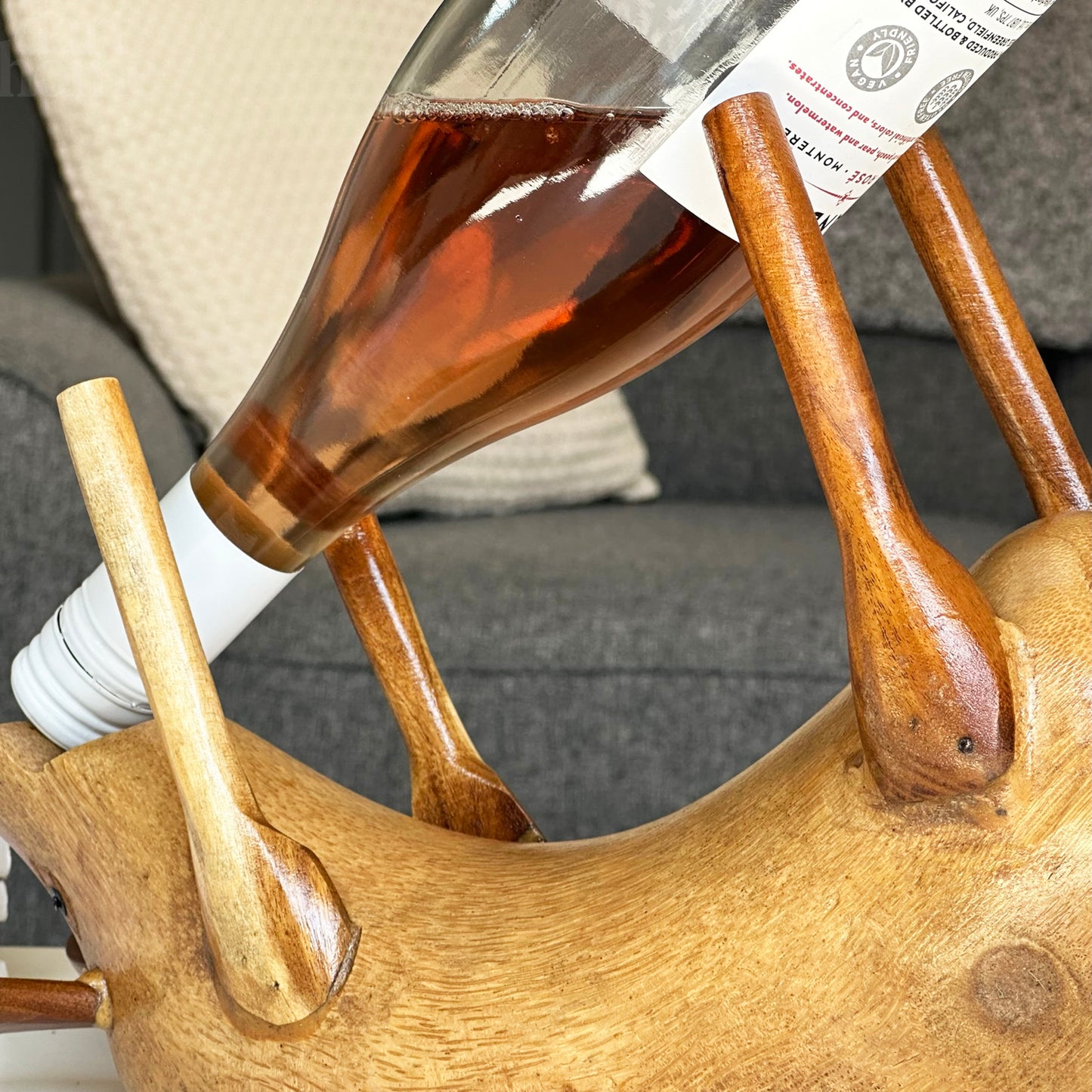 Rustikaler Weinflaschenhalter mit betrunkenem Schwein