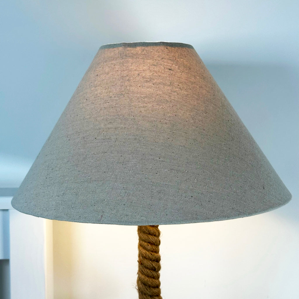 Nautische Lampe aus gedrehtem Seil