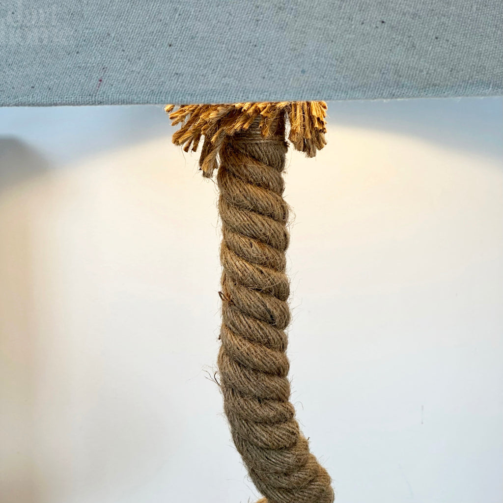 Nautische Lampe aus gedrehtem Seil