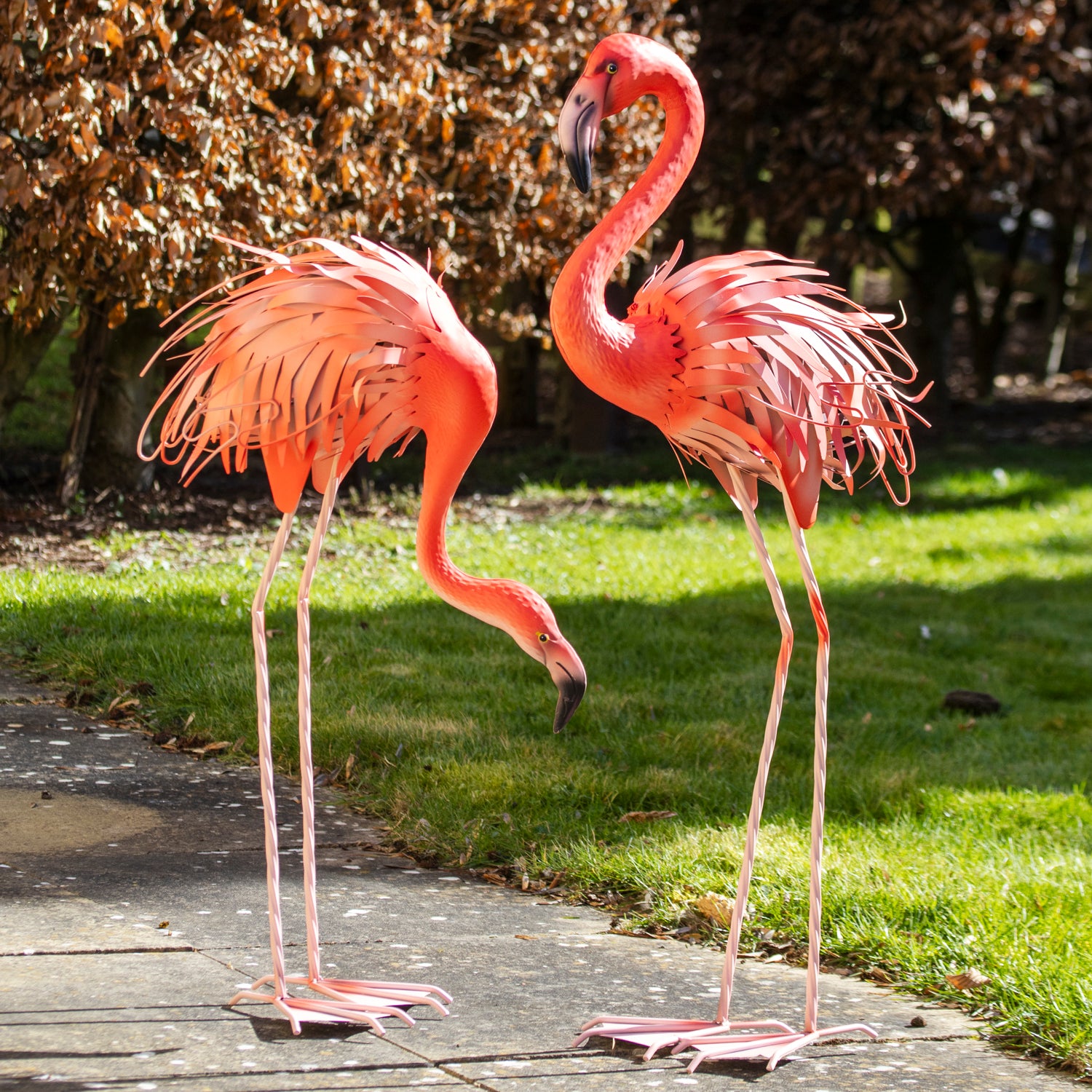 Metal Feeding Flamingo Garden Ornament