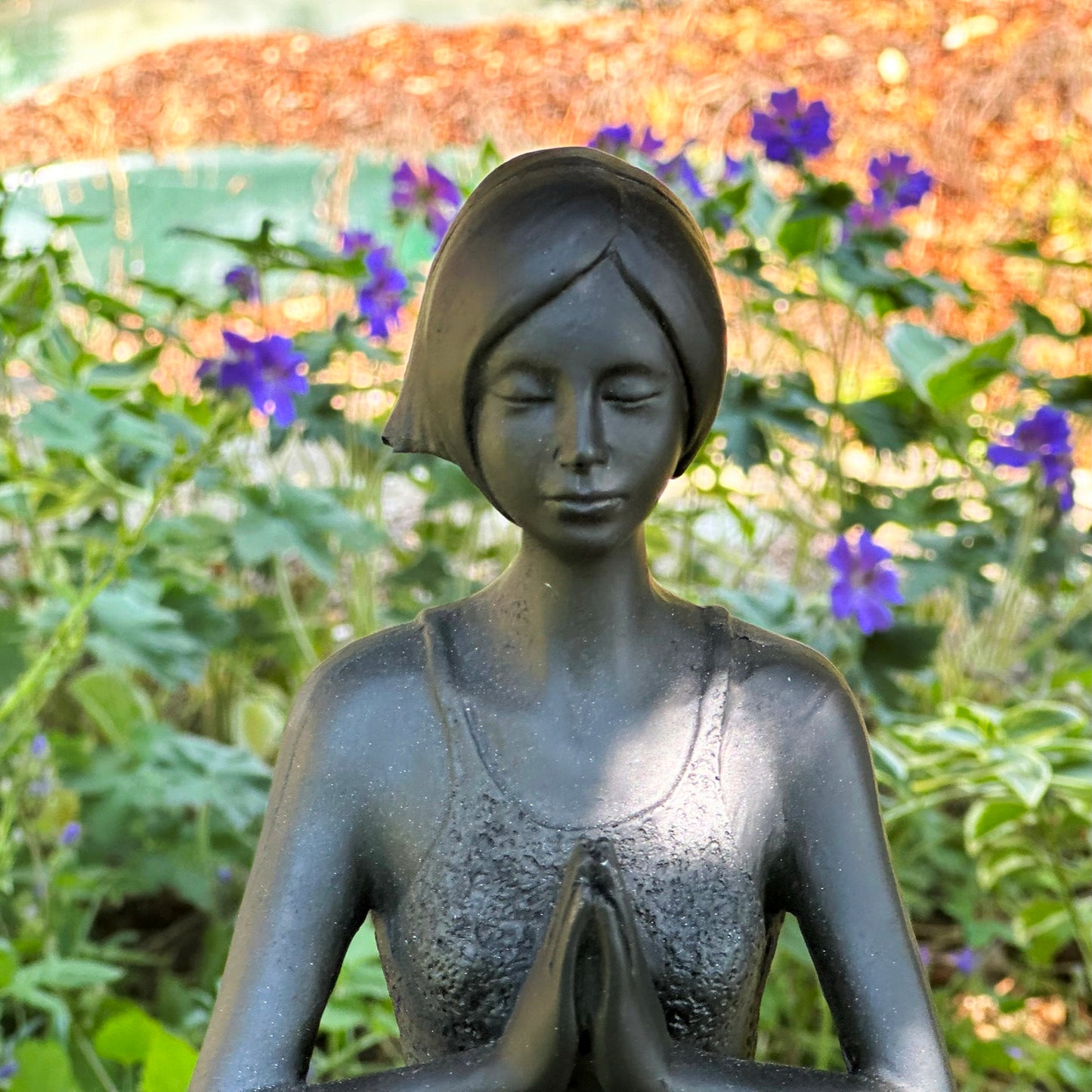 Schwarze Yoga-Frau-Figur