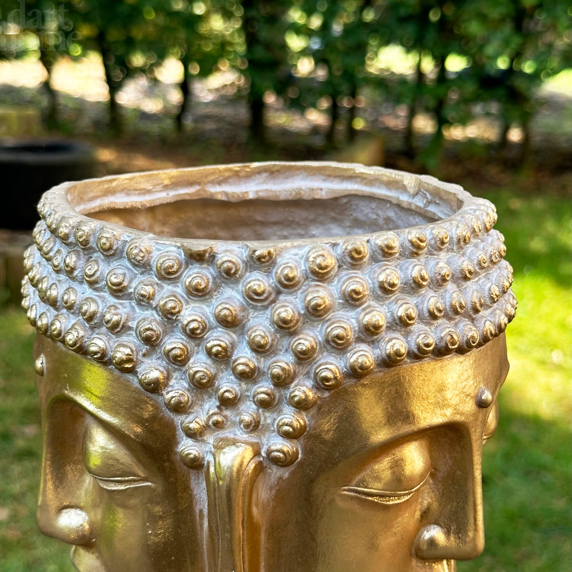 Goldfarbener Übertopf mit mehreren Buddhaköpfen