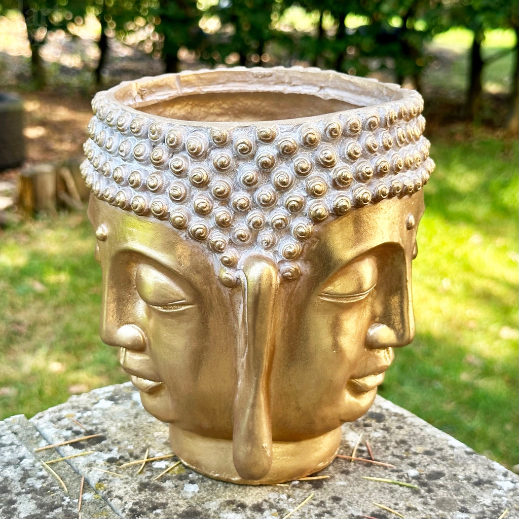 Goldfarbener Übertopf mit mehreren Buddhaköpfen