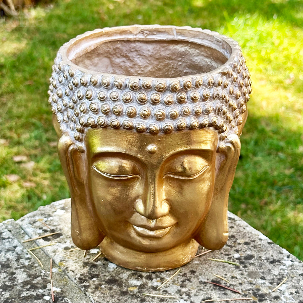 Goldfarbener Übertopf mit mehreren Buddhaköpfen