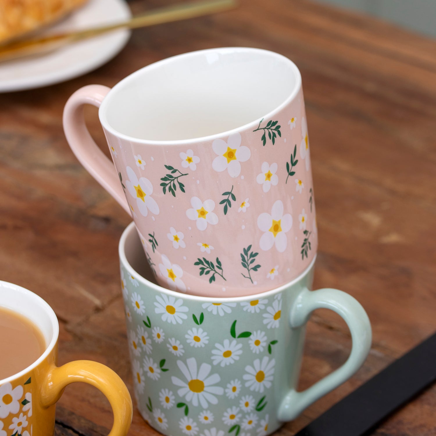 Set of 4 Pastel Daisy Print Mugs
