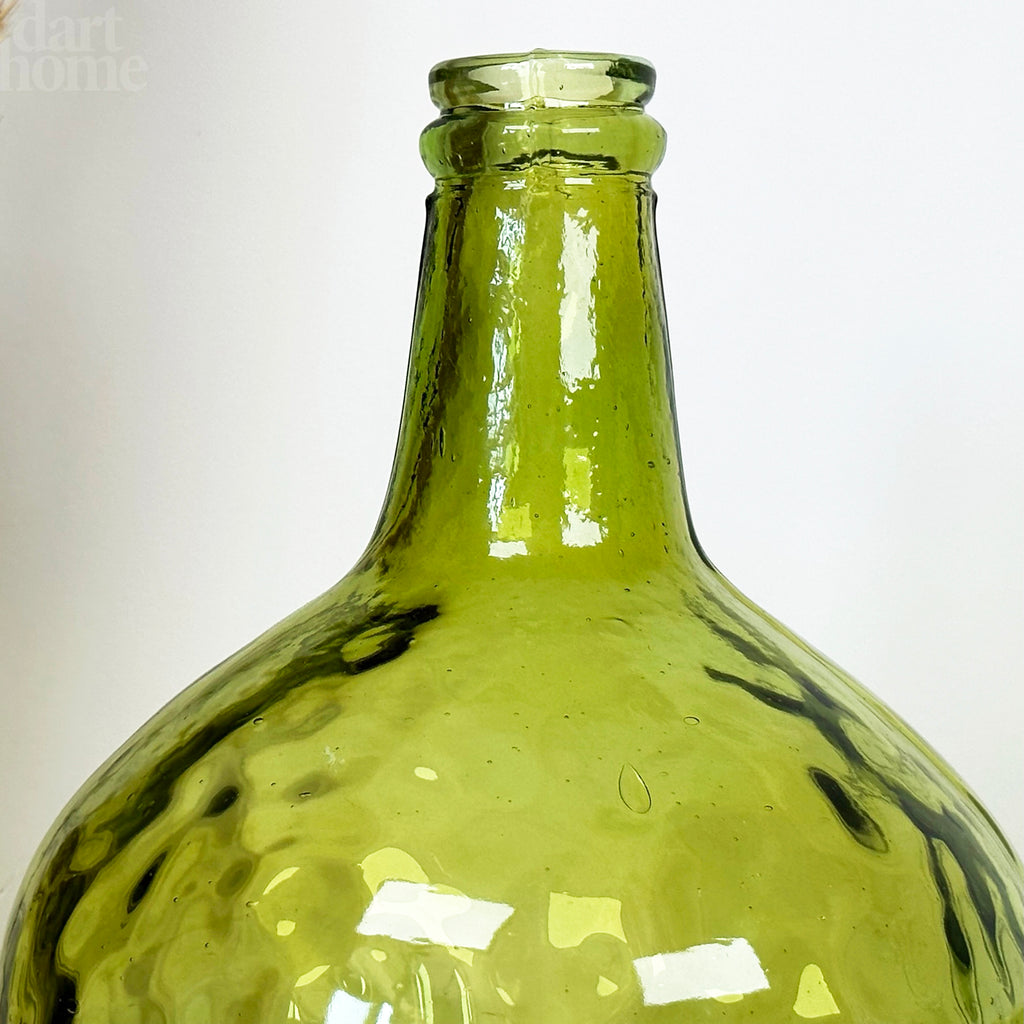 Grüne Flaschenvase aus recyceltem Glas