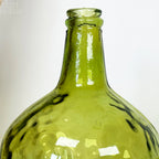 Grüne Flaschenvase aus recyceltem Glas
