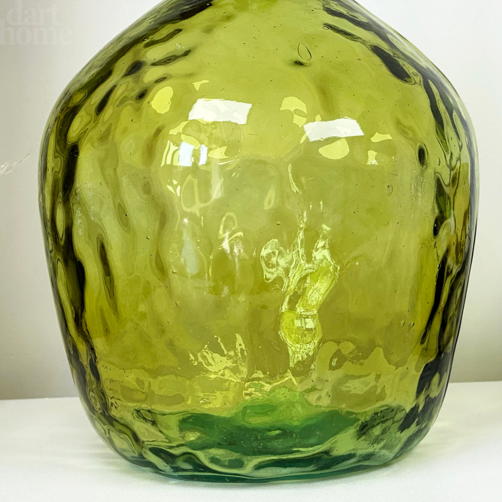 Grüne Flaschenvase aus recyceltem Glas