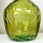 Grüne Flaschenvase aus recyceltem Glas