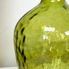 Grüne Flaschenvase aus recyceltem Glas