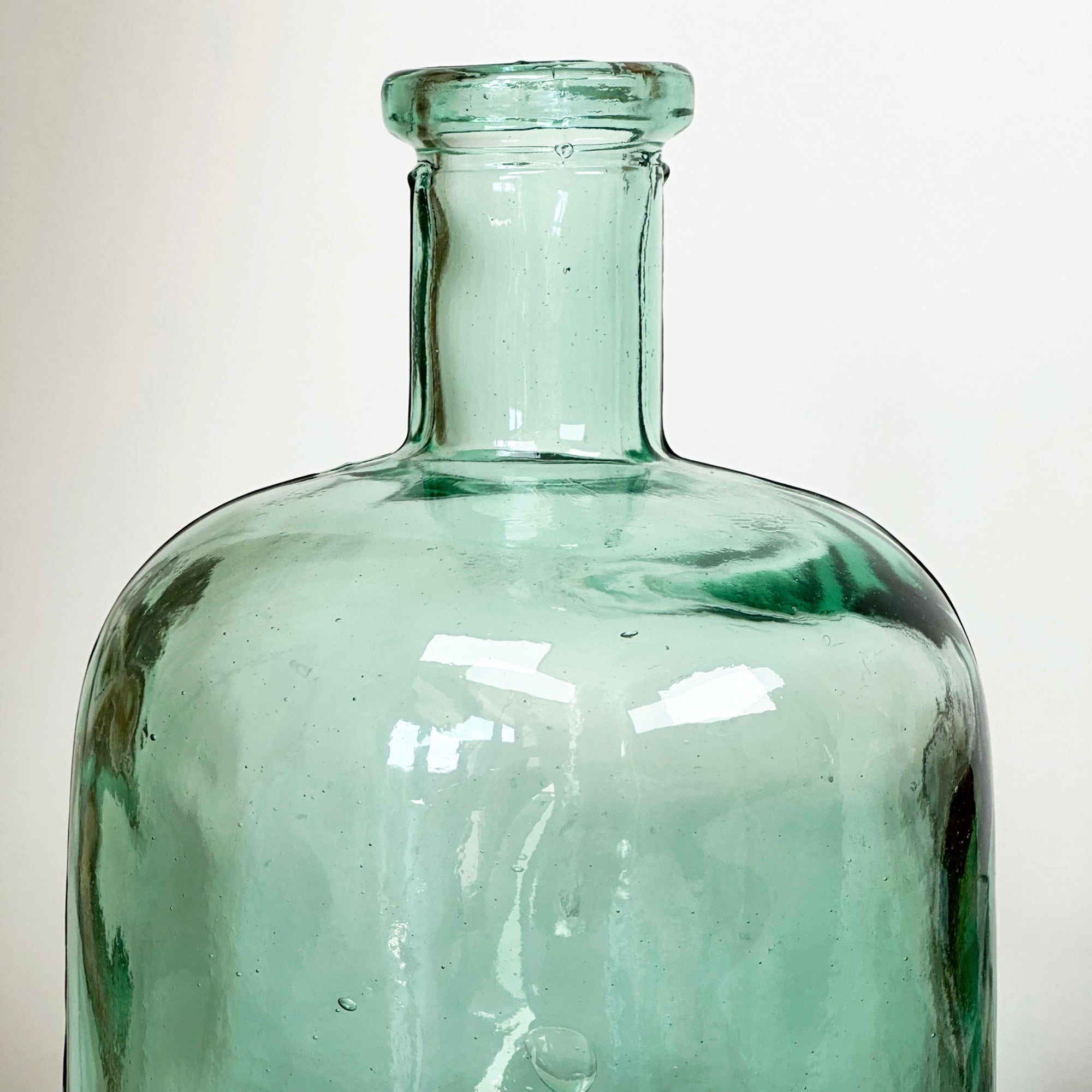 Camille-Flaschenvase aus recyceltem Glas