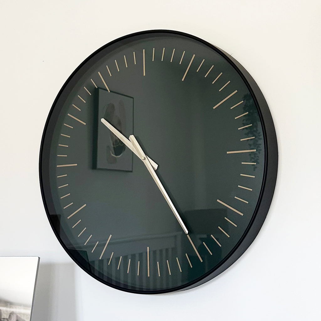 Schwarze und goldene Wanduhr