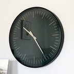 Schwarze und goldene Wanduhr