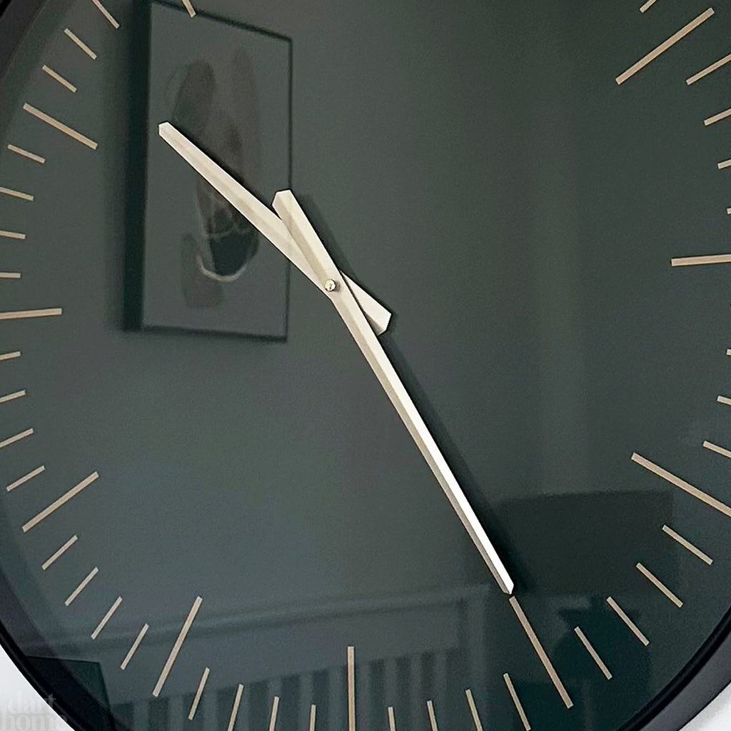 Schwarze und goldene Wanduhr