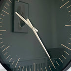 Schwarze und goldene Wanduhr