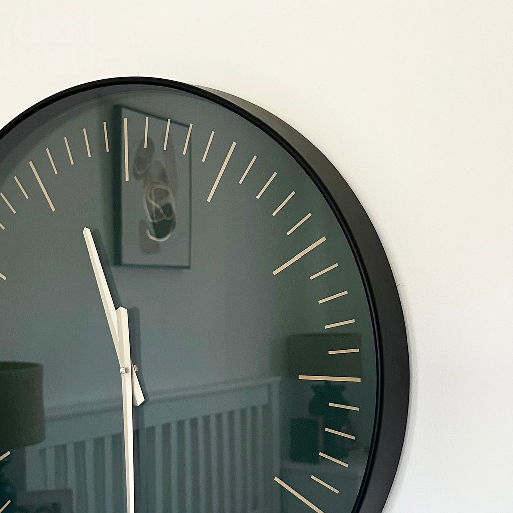 Schwarze und goldene Wanduhr