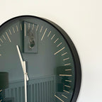 Schwarze und goldene Wanduhr