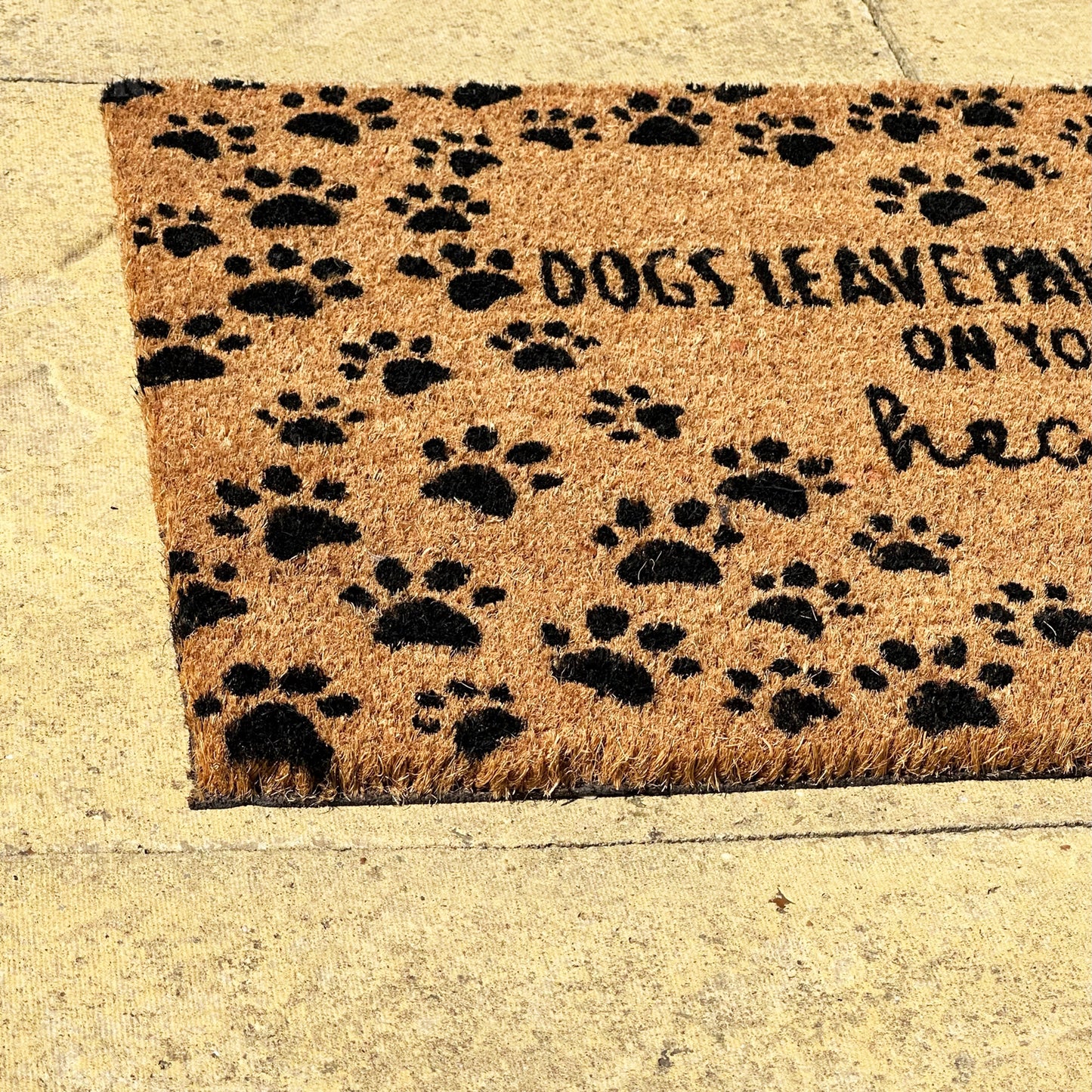 Hunde hinterlassen Pfotenabdrücke auf Ihrer Kokosfaser-Fußmatte
