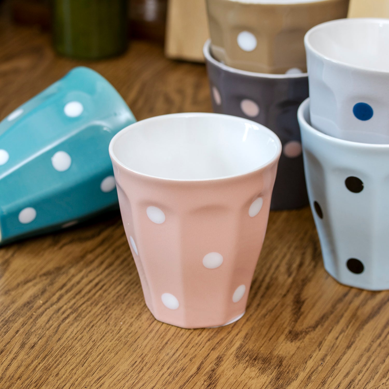 Set mit 4 Retro-Erde-Keramikbechern