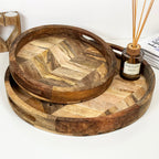 Set mit 2 Holztabletts mit Fischgrätenmuster