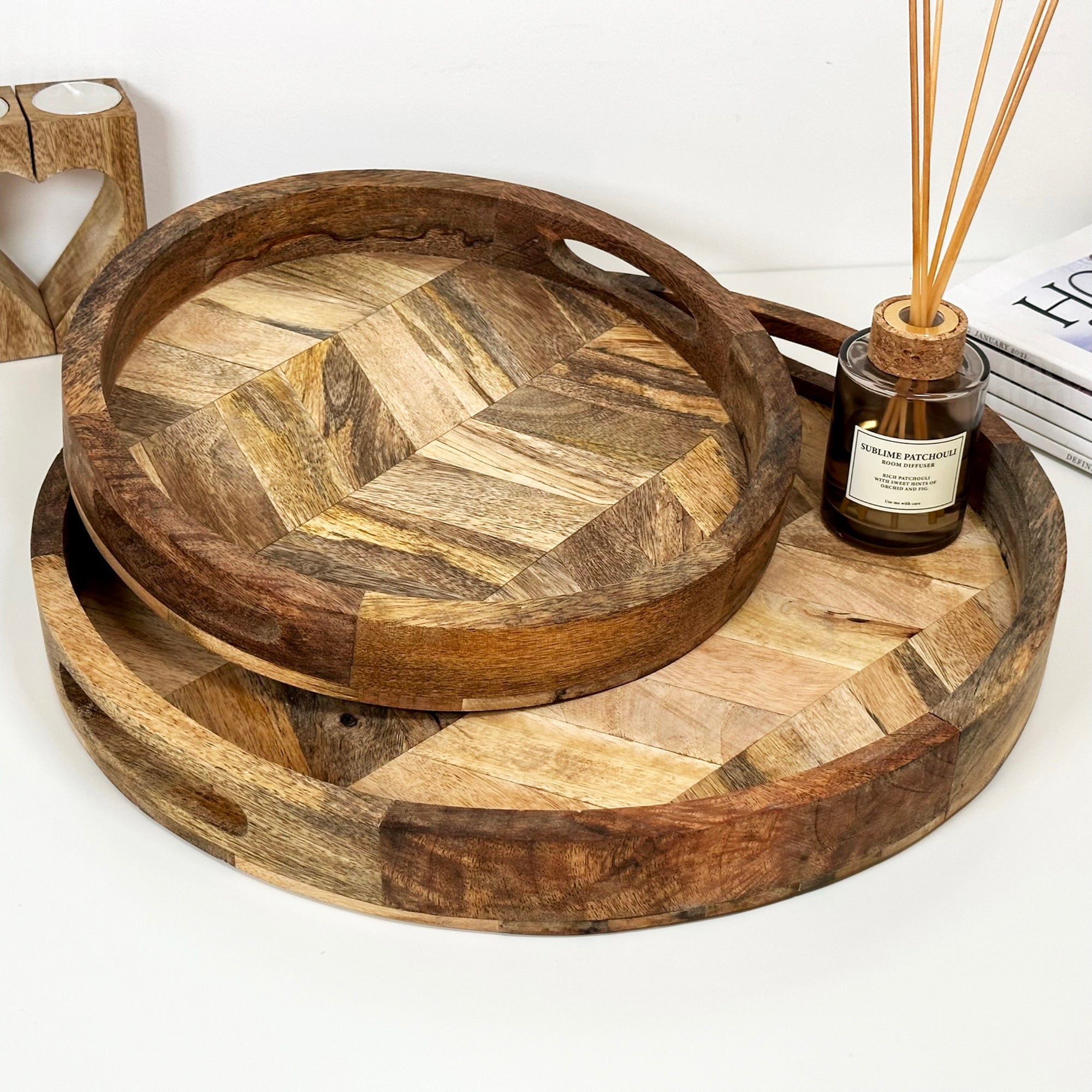 Set mit 2 Holztabletts mit Fischgrätenmuster
