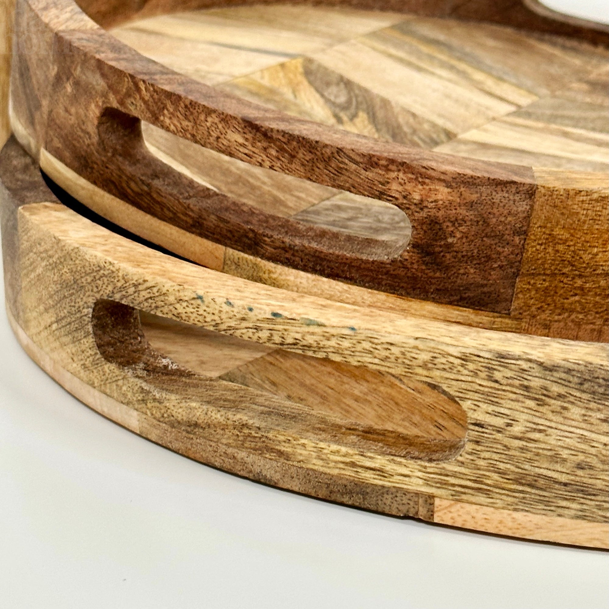 Set mit 2 Holztabletts mit Fischgrätenmuster