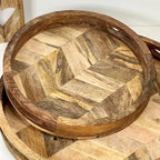 Set mit 2 Holztabletts mit Fischgrätenmuster