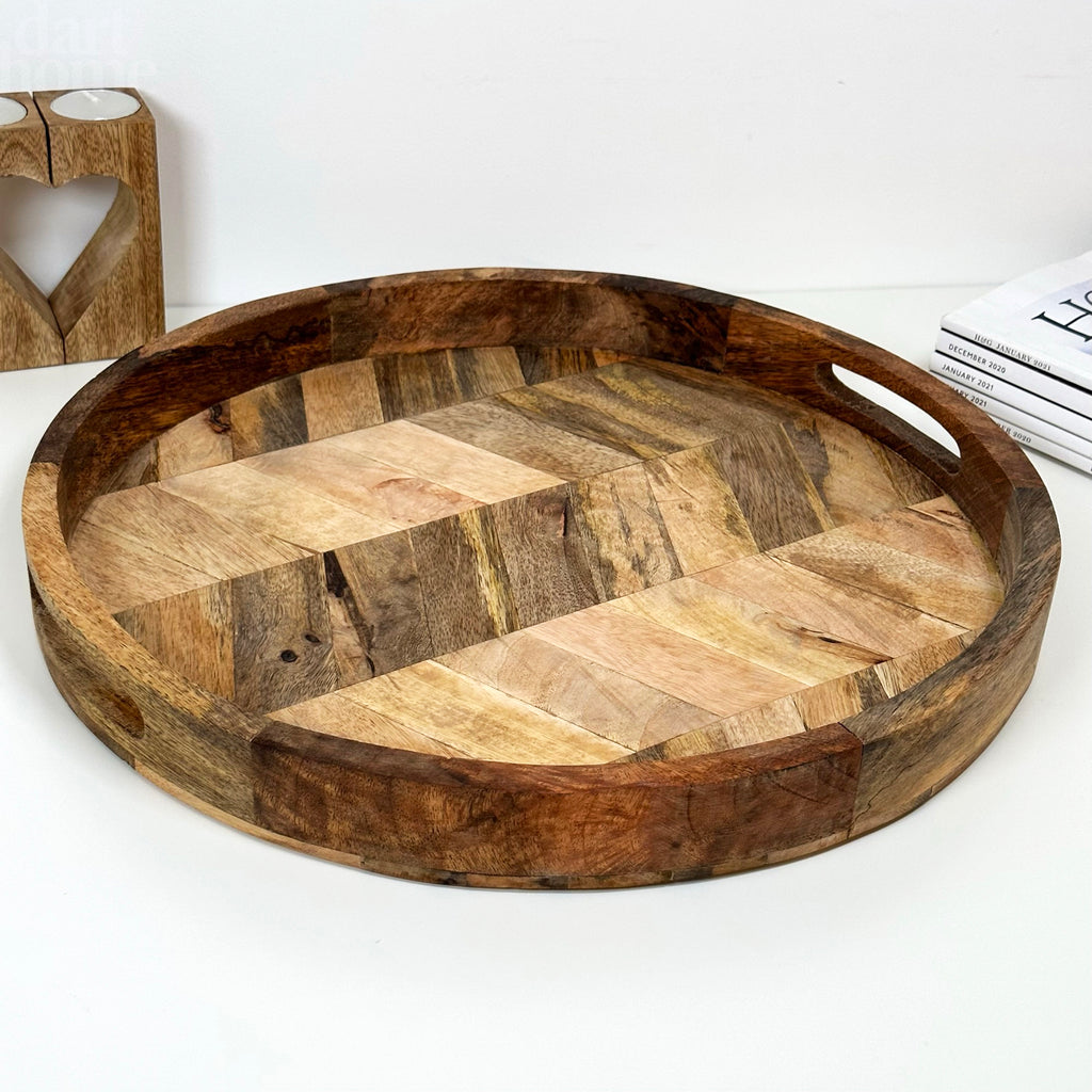 Set mit 2 Holztabletts mit Fischgrätenmuster