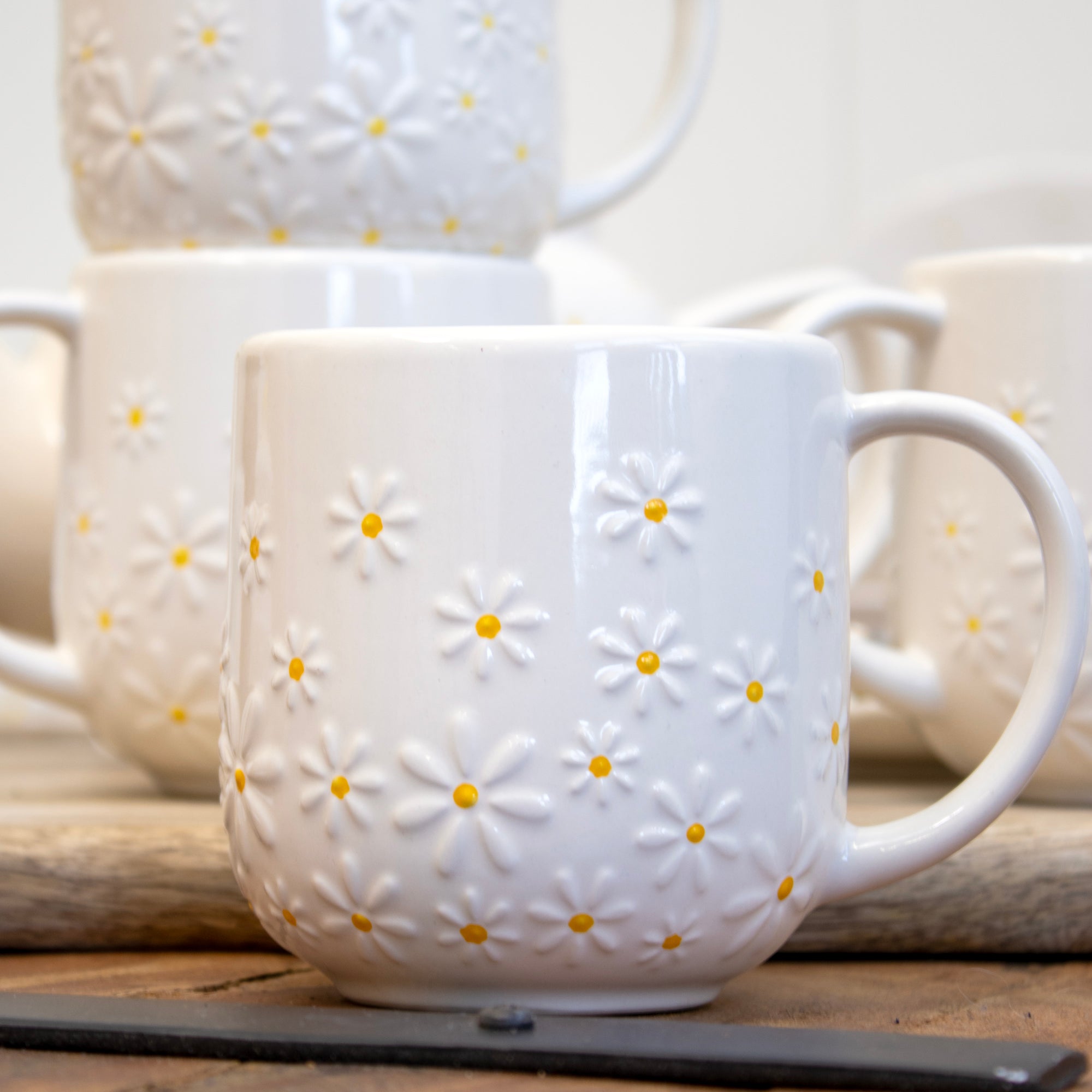 Set Of 4 White Daisy Mugs