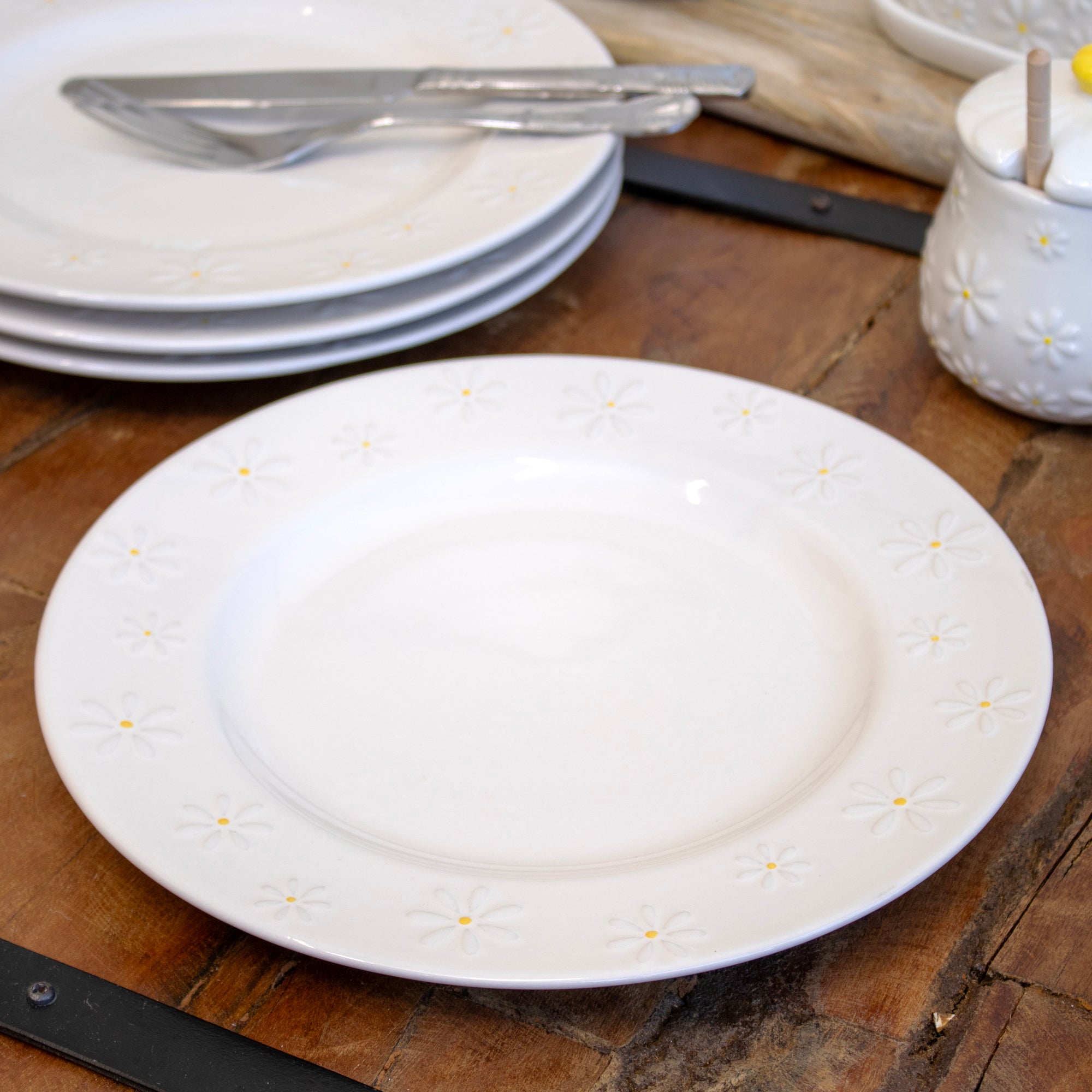Set Of 4 White Daisy Dinner Plates