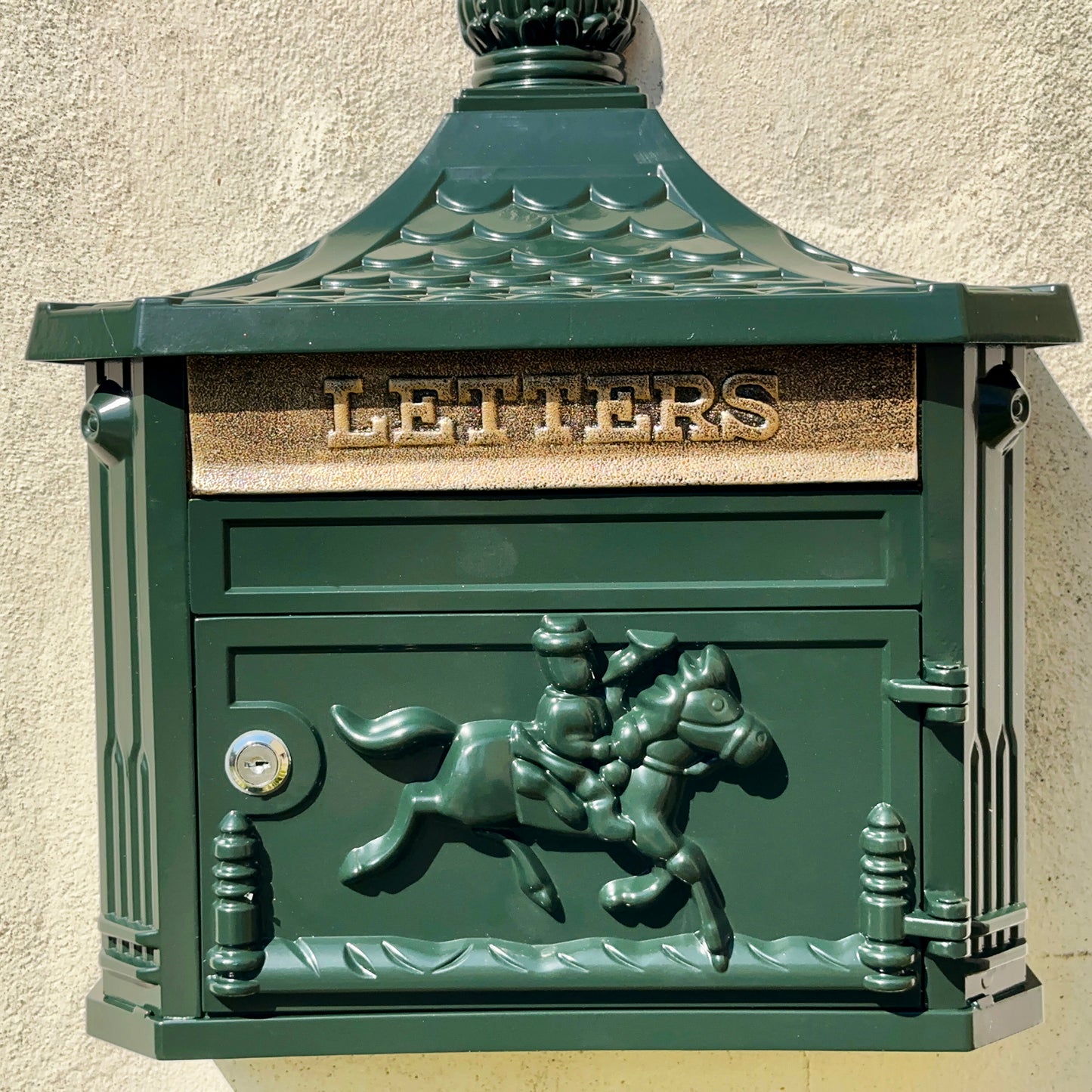 Viktorianischer glänzend grüner Briefkasten