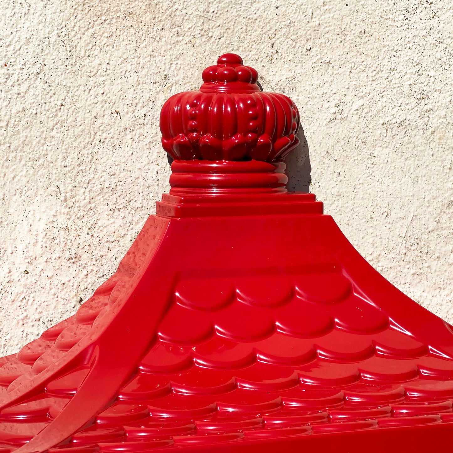 Viktorianischer glänzender roter Briefkasten