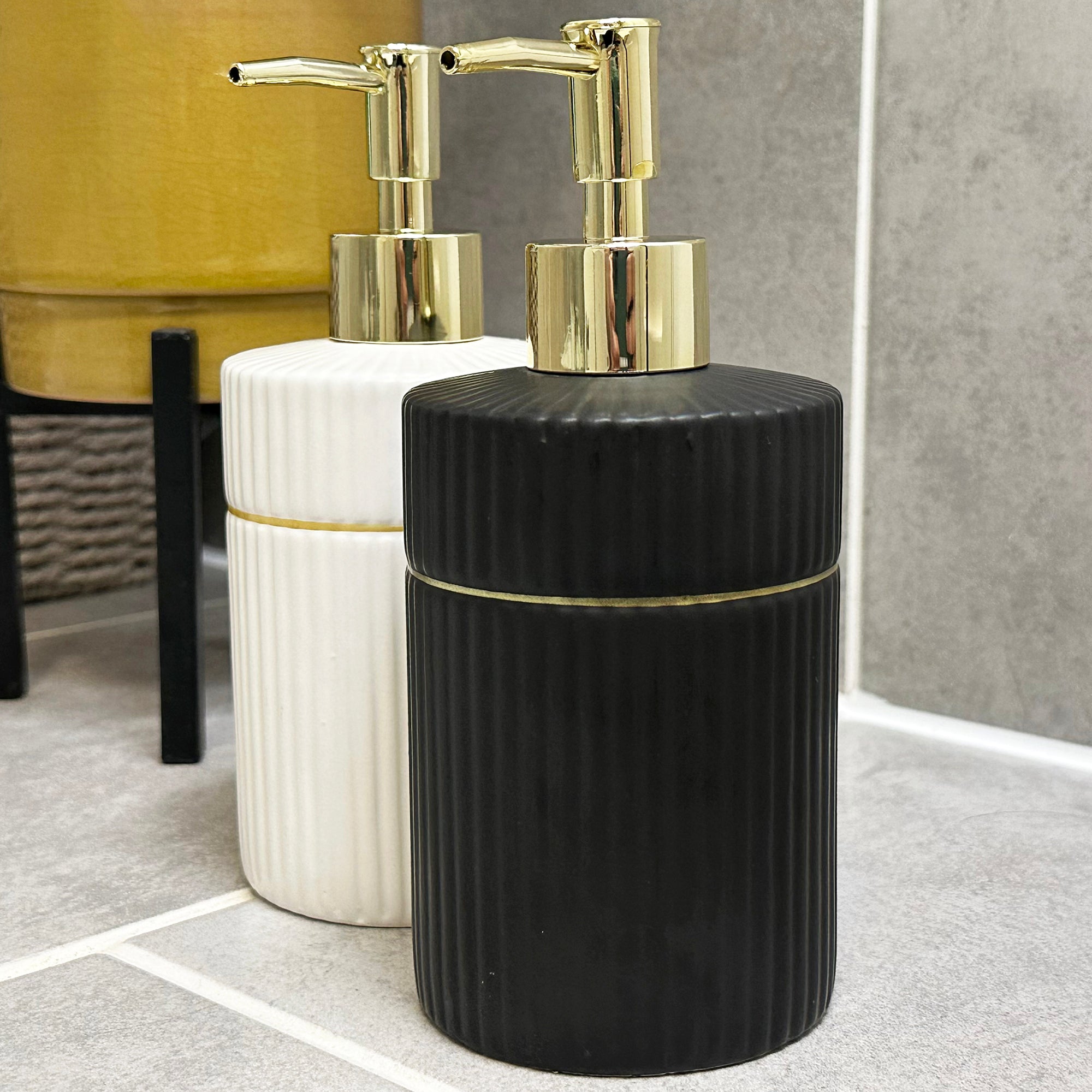 Set Of 2 Black And White Soap Dispensers 400ml
