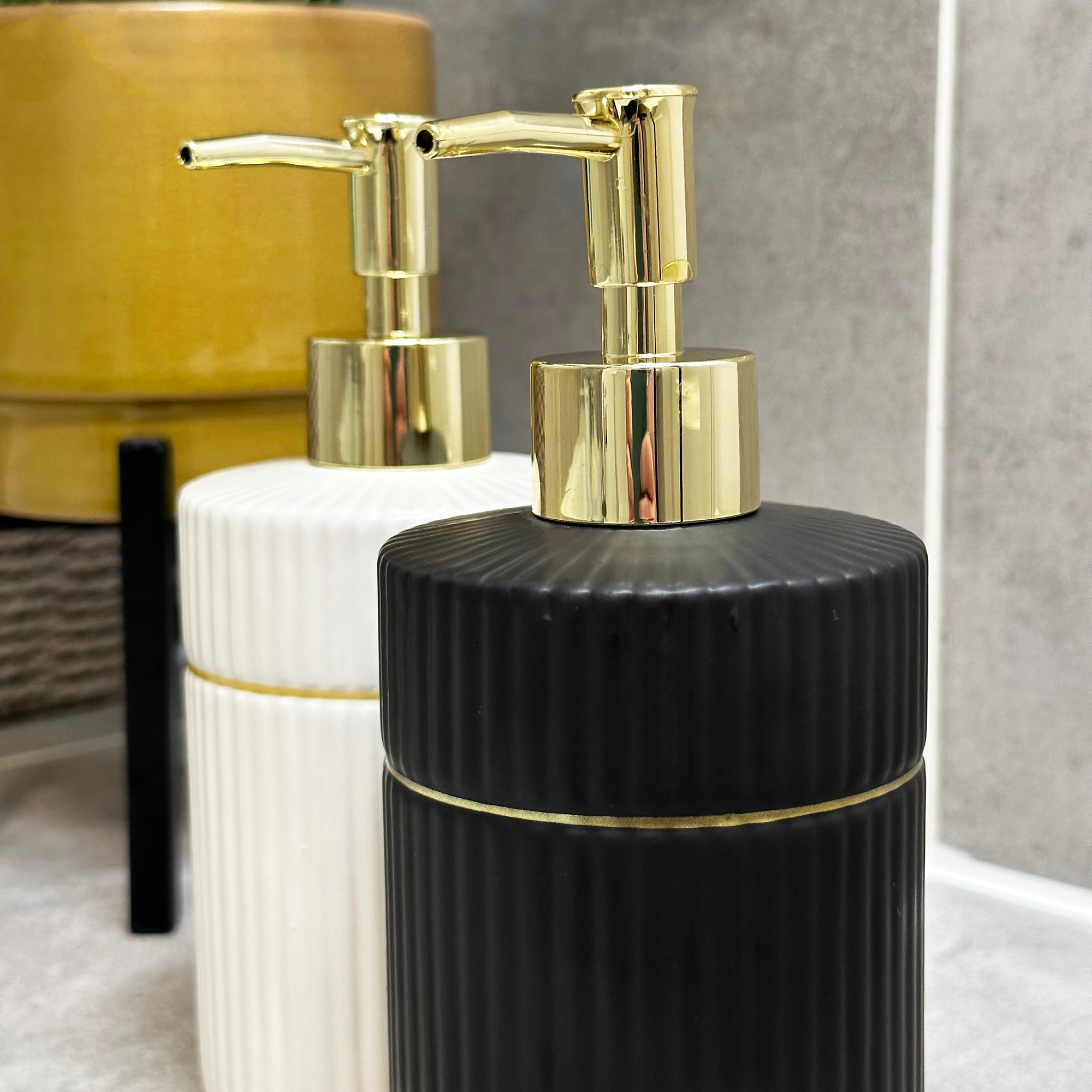 Set Of 2 Black And White Soap Dispensers 400ml