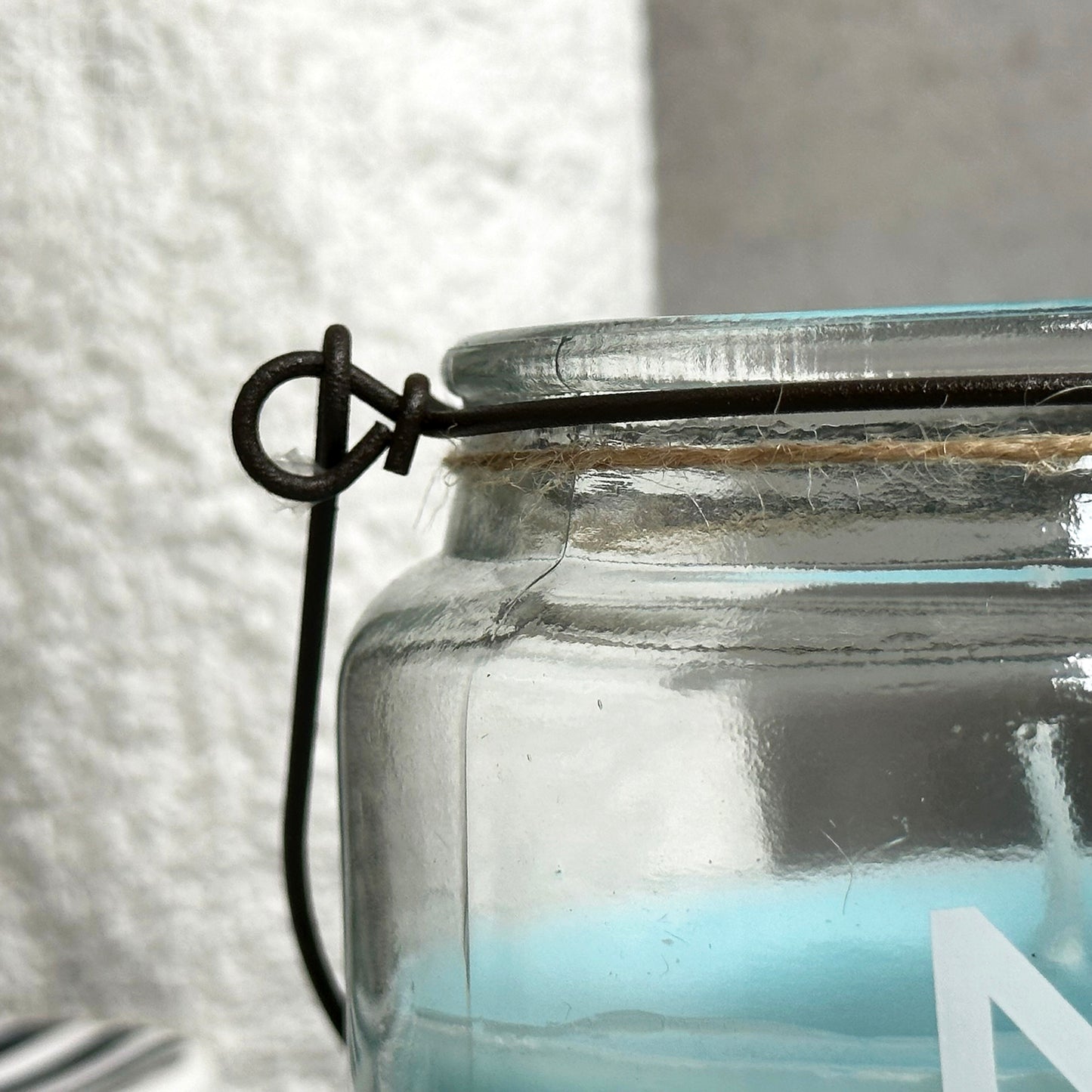 Hellblaue nautische Glaskerze im Glas
