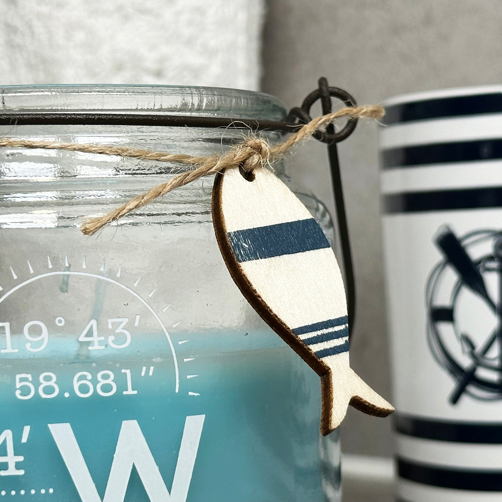 Hellblaue nautische Glaskerze im Glas