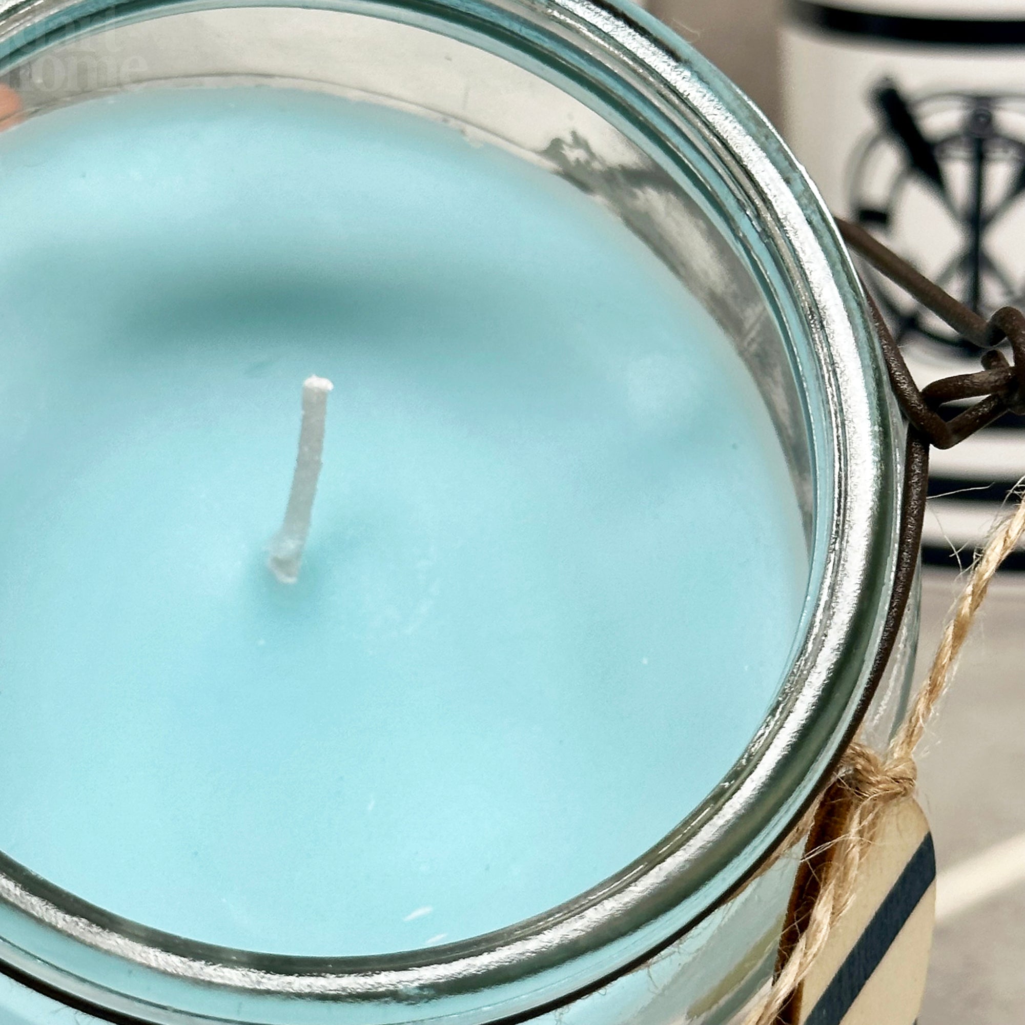 Hellblaue nautische Glaskerze im Glas
