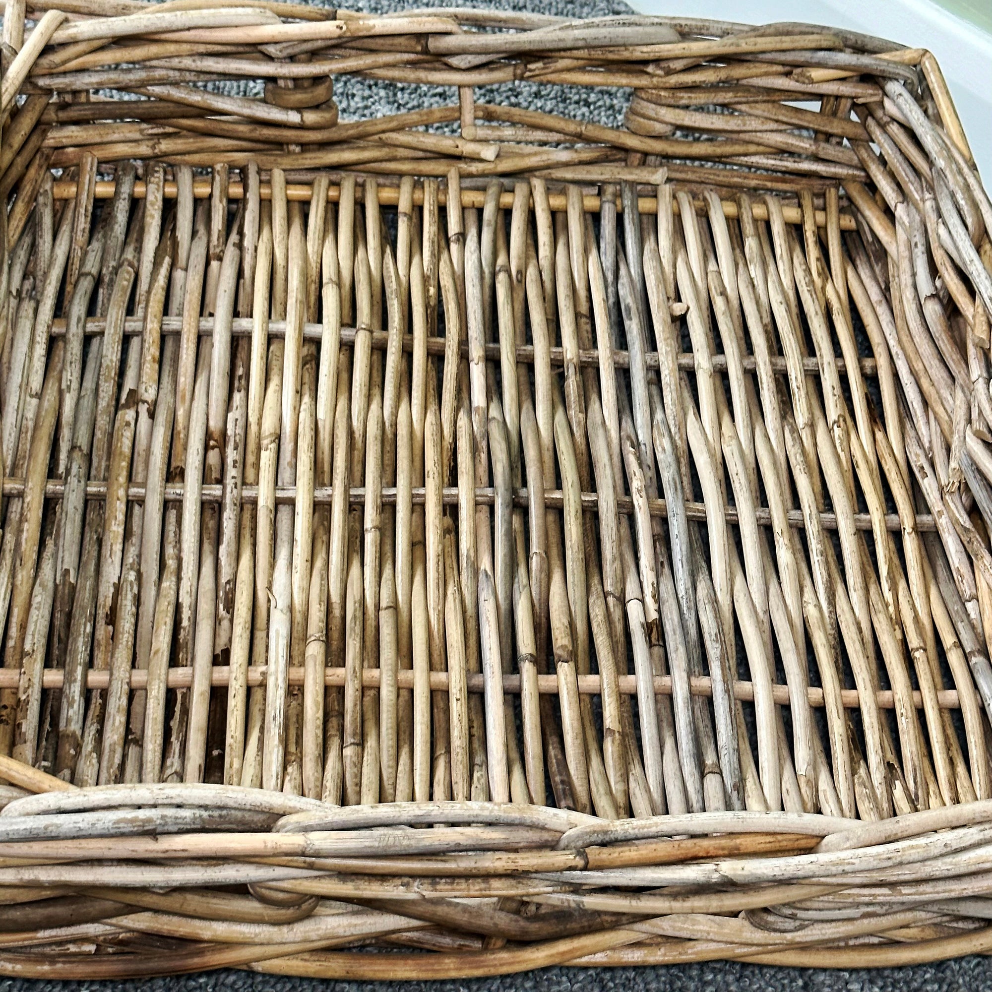 Quadratischer Servierkorb aus Rattan