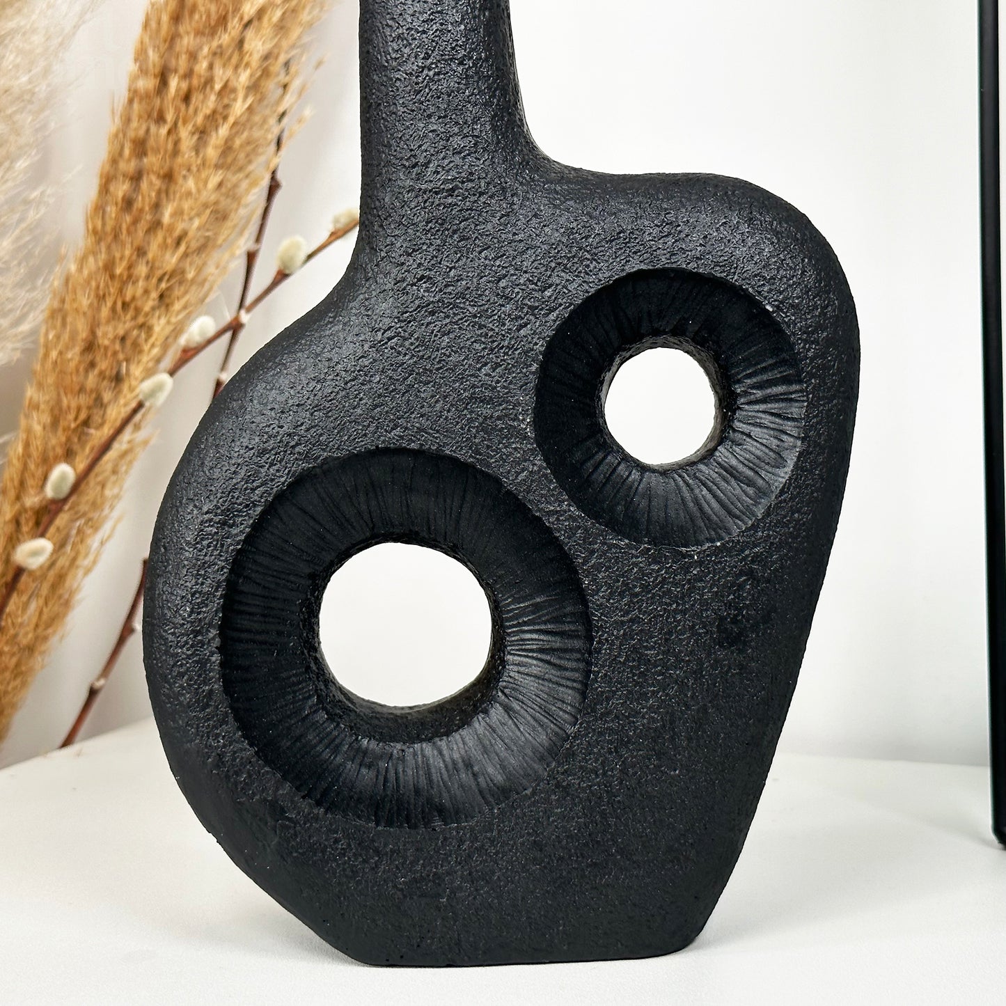 Schwarze abstrakte unregelmäßige Donut-Vase